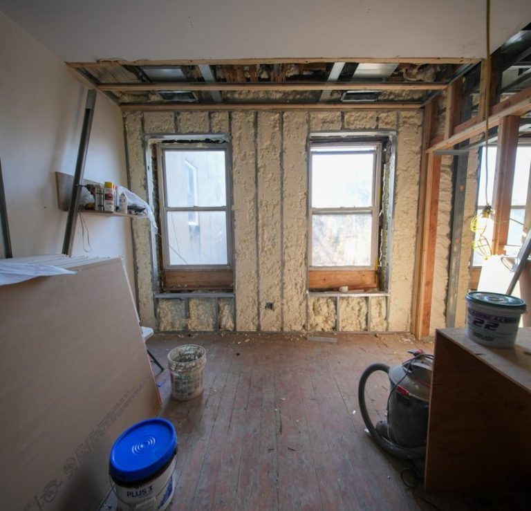 Innenausbau mit Trockenbau, Trennwänden und Decken sowie Renovierungsarbeiten.